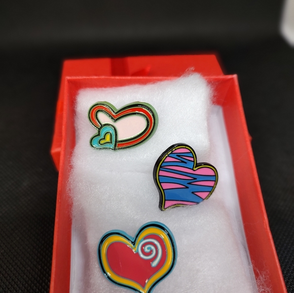 3 enamel pins Hearts plus gift box. - Picture 3 of 4